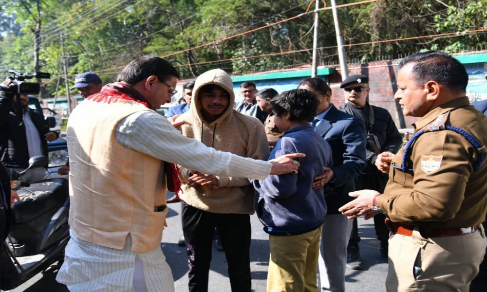 Video: सड़क पर चोटिल लड़कों को देख CM धामी ने रुकवाया काफिला, मदद के लिए लगाई दौड़