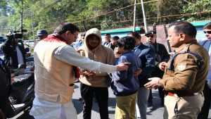 Video: सड़क पर चोटिल लड़कों को देख CM धामी ने रुकवाया काफिला, मदद के लिए लगाई दौड़