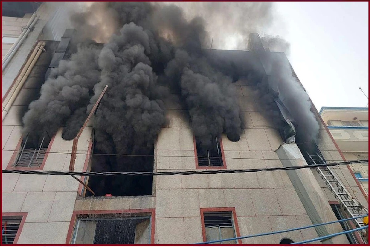 Delhi Narela Fire: दिल्ली के नरेला में प्लास्टिक फैक्ट्री में लगी भीषण आग, दो लोगों की मौत, कई फंसे