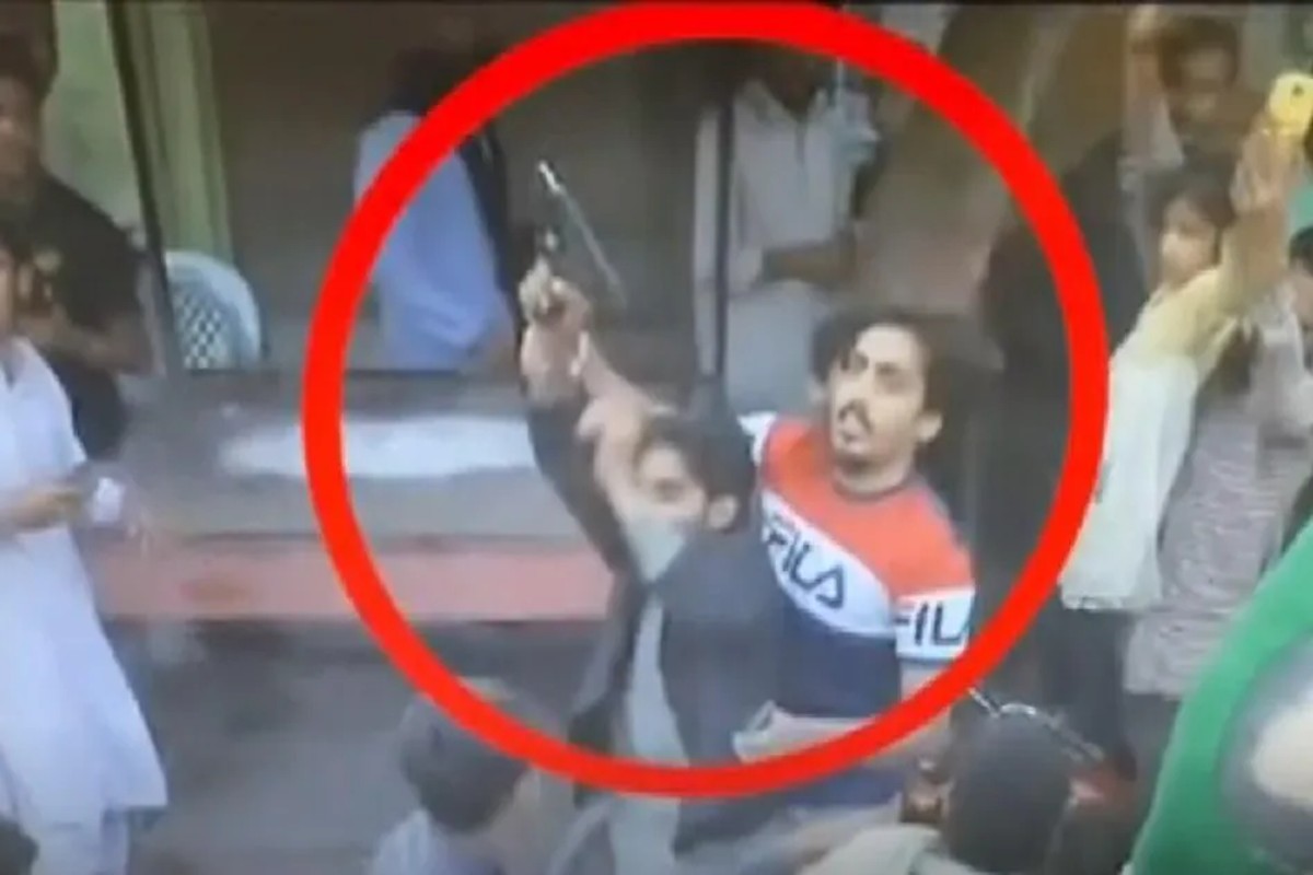 VIDEO: इस शख्स ने बचाई इमरान खान की जान, ऐसे किया हमले को नाकाम