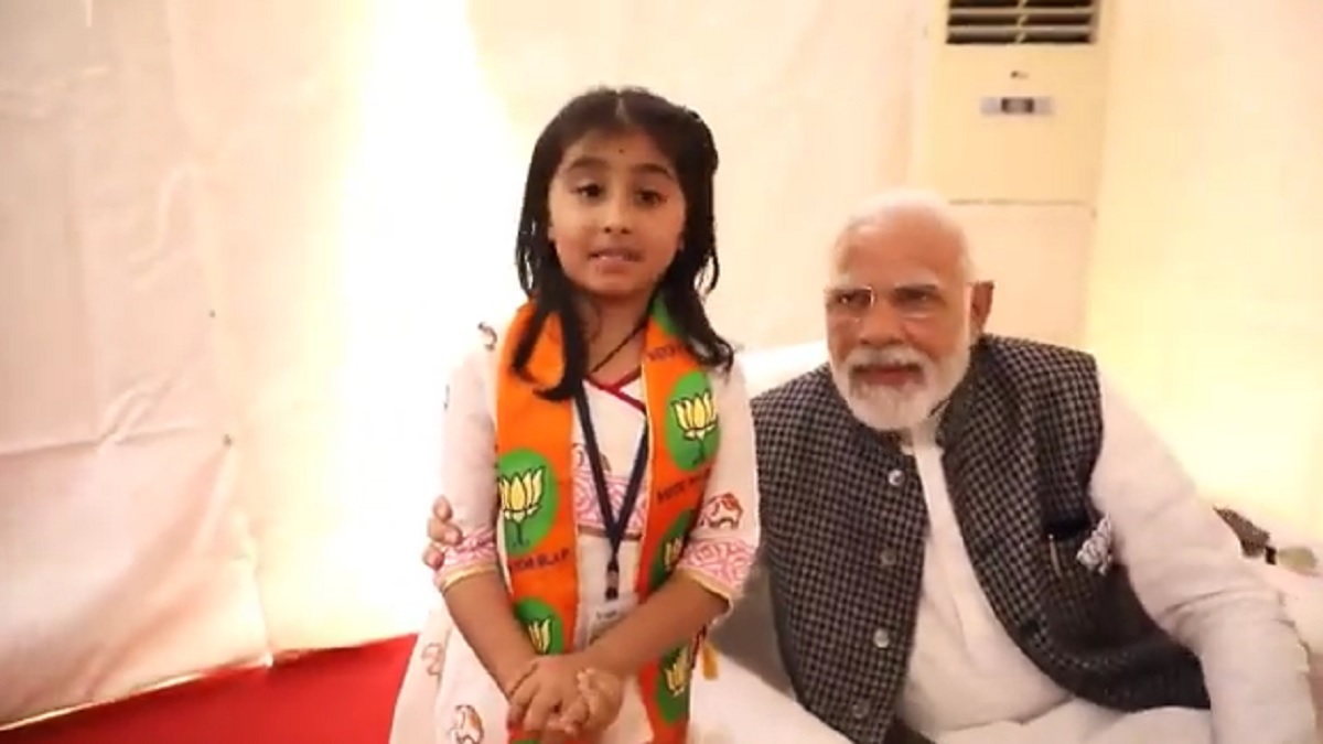 Video Viral: PM मोदी के सामने नन्ही बच्ची ने सुनाई BJP के विकास कार्यों की कविता, प्रधानमंत्री हुए कायल