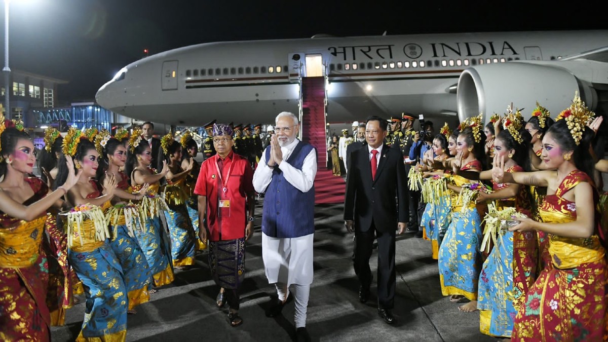 PM Modi: जी-20 शिखर सम्मेलन में शिरकत करने बाली पहुंचे पीएम मोदी, गर्मजोशी से हुआ प्रधानमंत्री का स्वागत