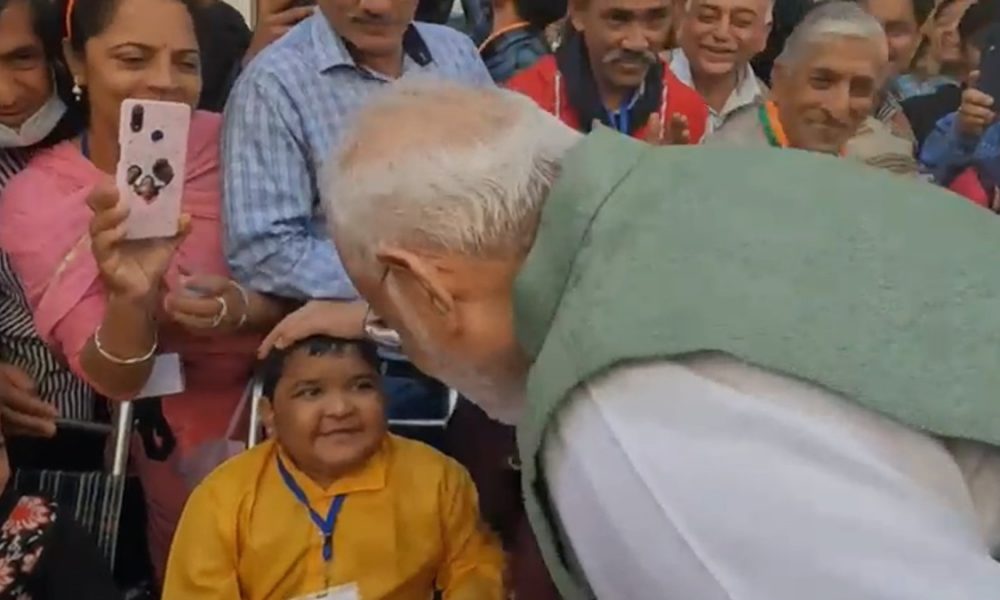 PM Modi in Himachal: जब हिमाचल में काफिला रोक बच्चों से मिले प्रधानमंत्री, लगे मोदी-मोदी और जय श्रीराम के नारे