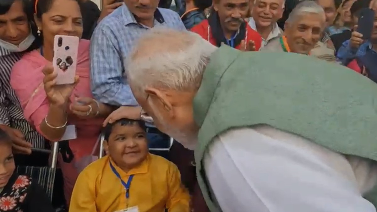 PM Modi in Himachal: जब हिमाचल में काफिला रोक बच्चों से मिले प्रधानमंत्री, लगे मोदी-मोदी और जय श्रीराम के नारे