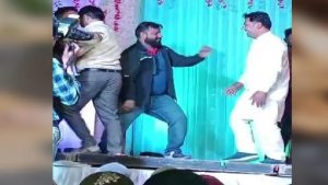 Rajasthan: साली की शादी में जमकर थिरक रहे थे जीजा, अचानक स्टेज पर आया हार्ट अटैक, क्या आपने देखा ये Shocking वीडियो