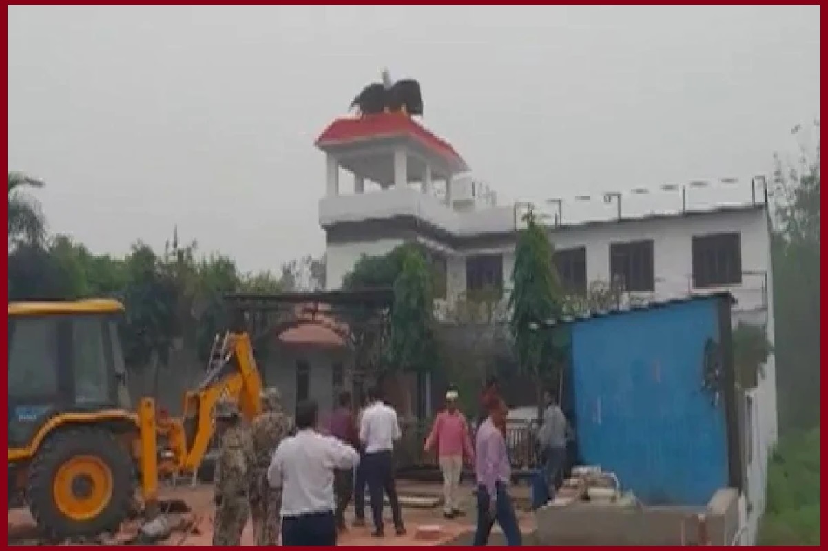 UP: यूपी में फिर गरजा CM योगी का बुलडोजर, भरभराकर नेस्तनाबूद हुआ ओवैसी के नेता के आलीशान होटल (VIDEO)