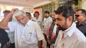 Gujarat Election 2022: इस विधानसभा सीट पर हुआ दिलचस्प मुकाबला, बेटे के सामने पिता ने चुनावी मैदान में ठोंकी ताल