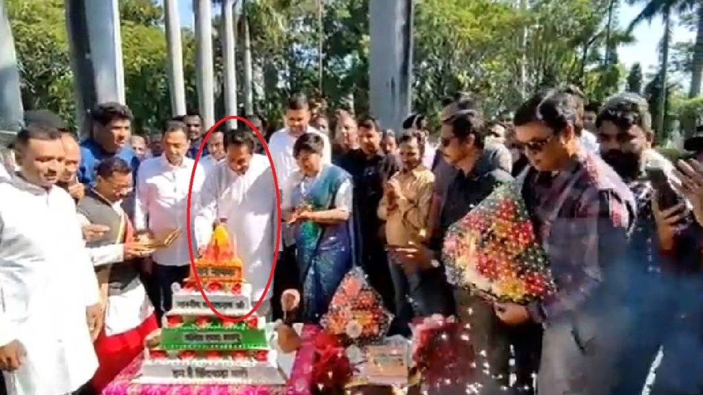 congress leader kamalnath cuts temple shaped cake