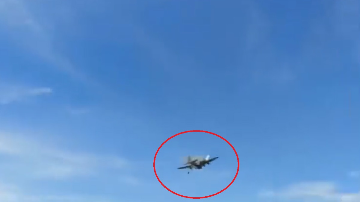 Mid Air Collision In Dallas: अमेरिका के डलास में बॉम्बर से टकराया छोटा विमान, 6 लोगों की मौत, देखिए रोंगटे खड़े करने वाला Video