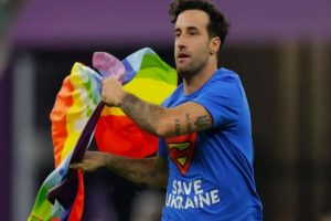 FIFA 2022 : कतर के नियमों को ठेंगा दिखाते हुए शख्स ने बीच मैदान में लहराया LGBTQ का झंडा, देखते रह गए लोग