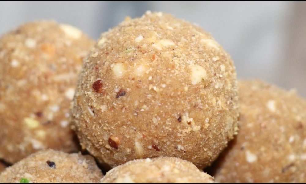 Gond Laddu Recipe: सर्दियों में आटे के लड्डू सेहत के लिए हैं काफी फायदेमंद, जानिए इसको बनाने की विधि