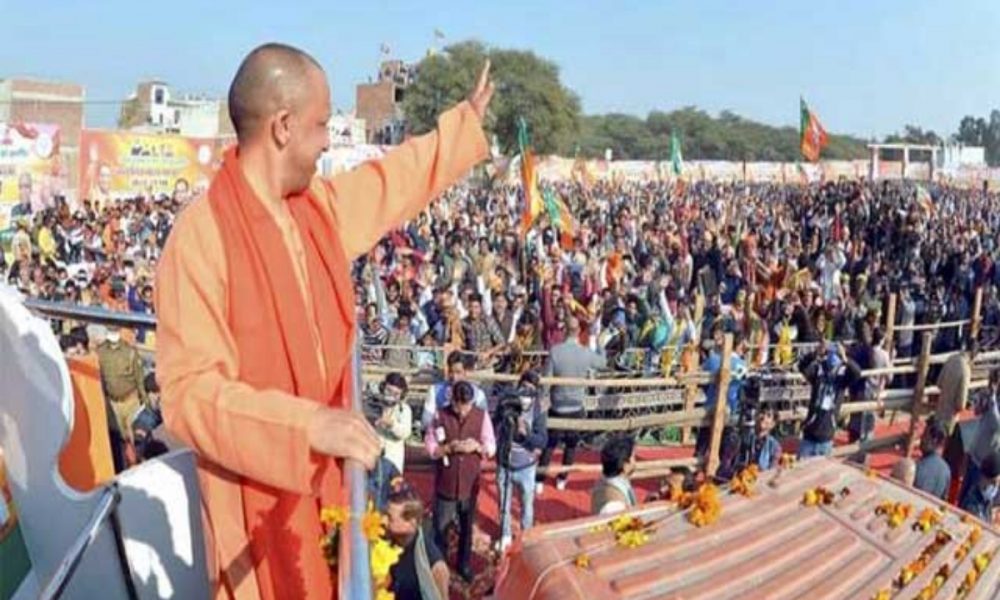 Gujarat News : गुजरात में तीसरे दिन CM योगी आदित्यनाथ ने वारछा रोड विधानसभा क्षेत्र में किया विशाल रोड शो