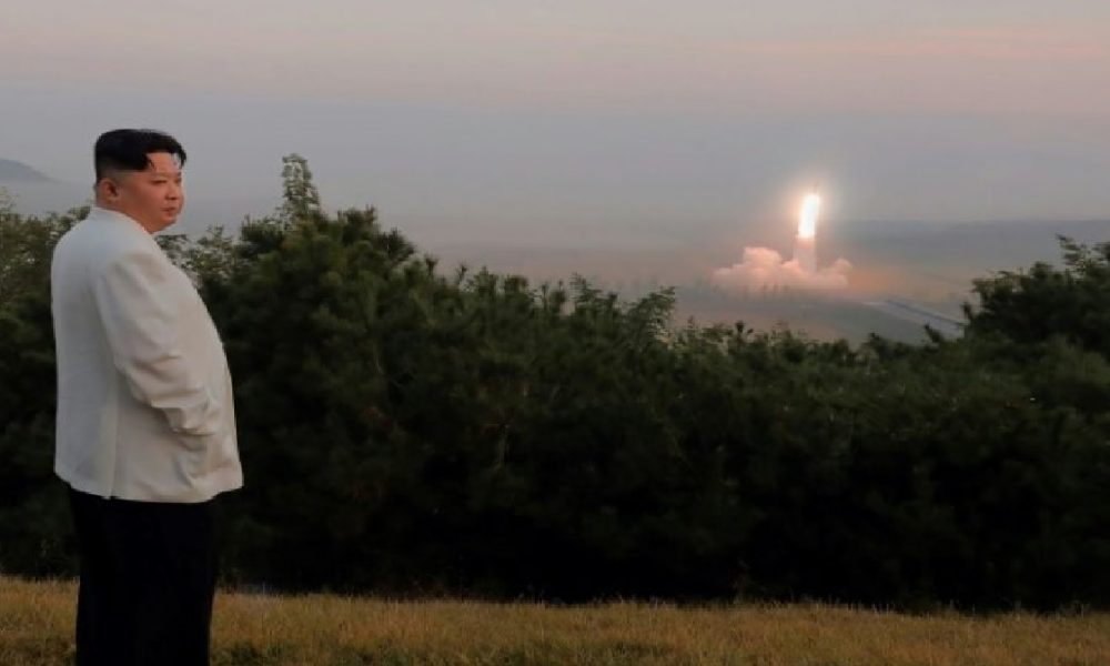 North Korea: उत्तर कोरिया ने जापान की ओर दूसरे दिन भी दागी मिसाइलें, अमेरिका ने ऑस्ट्रेलिया में तैनात किए परमाणु बॉम्बर्स