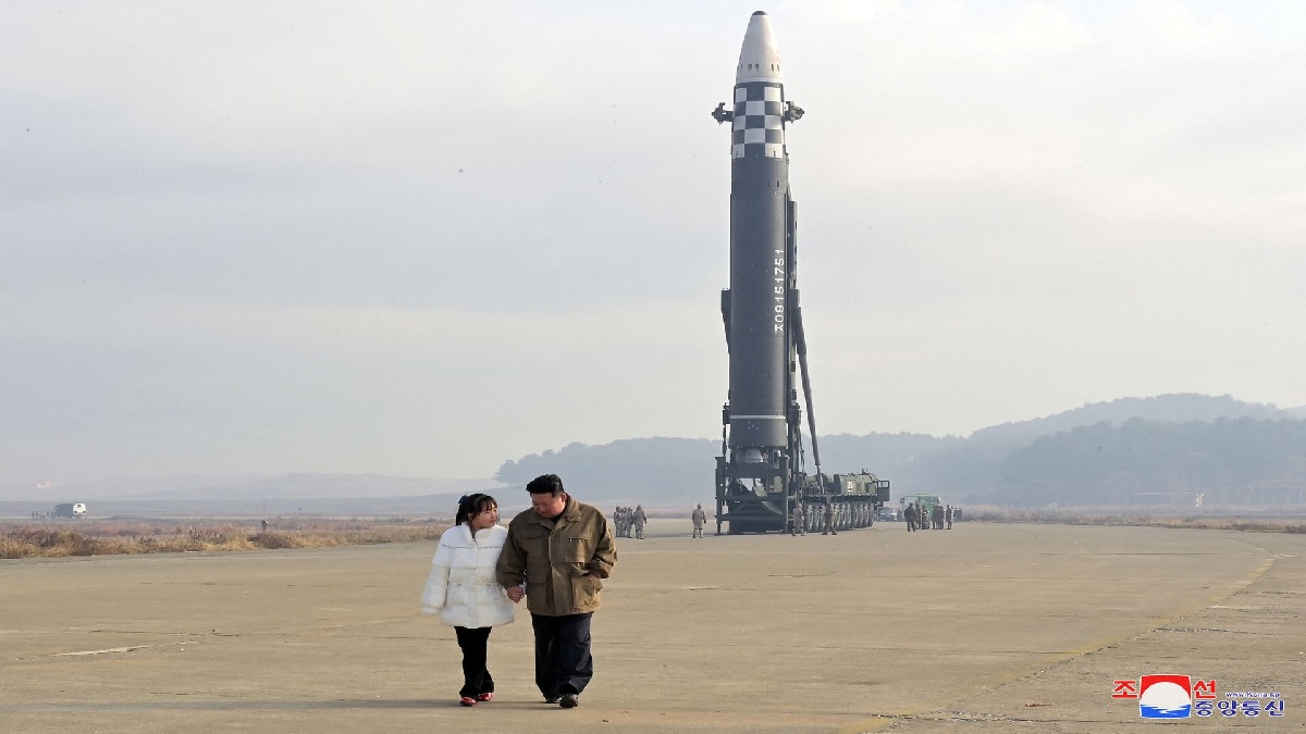 Kim Un Seen With Daughter: पहली बार दिखी उत्तर कोरिया के तानाशाह किम की बेटी, मिसाइल टेस्ट से पहले आई तस्वीरें वायरल
