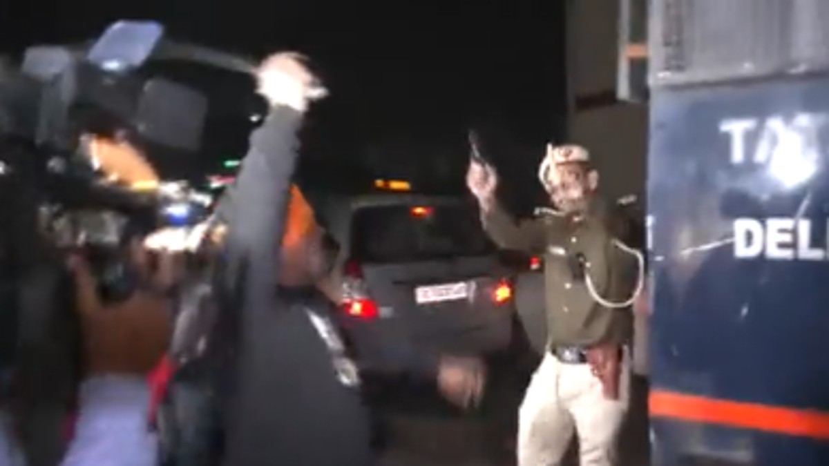 Video: श्रद्धा मर्डर केस के आरोपी आफताब की गाड़ी पर हमला, FSL दफ्तर के बाहर  तलवार से किया गया अटैक