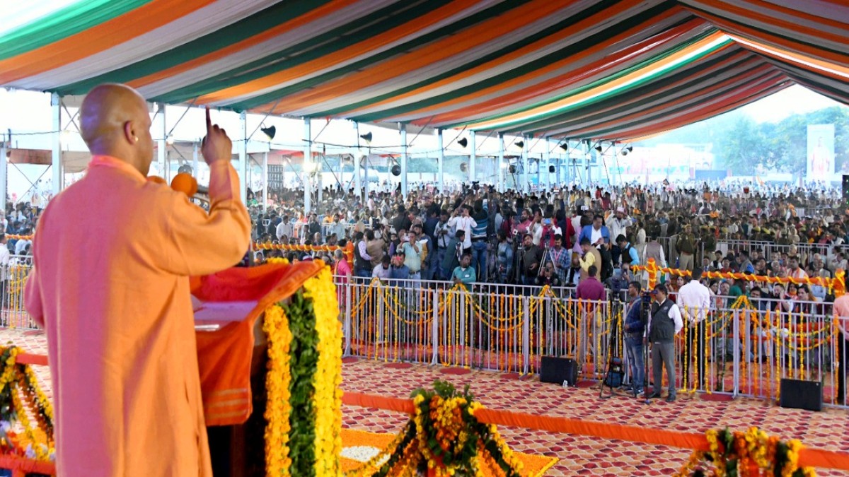 UP: मुख्यमंत्री योगी ने आगरा में आयोजित प्रबुद्ध सम्मेलन में लिया हिस्सा