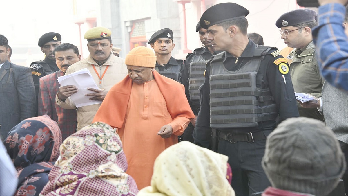UP: CM योगी ने जनता दर्शन में सुनीं 600 लोगों की फरियाद, अधिकारियों को दिए निर्देश