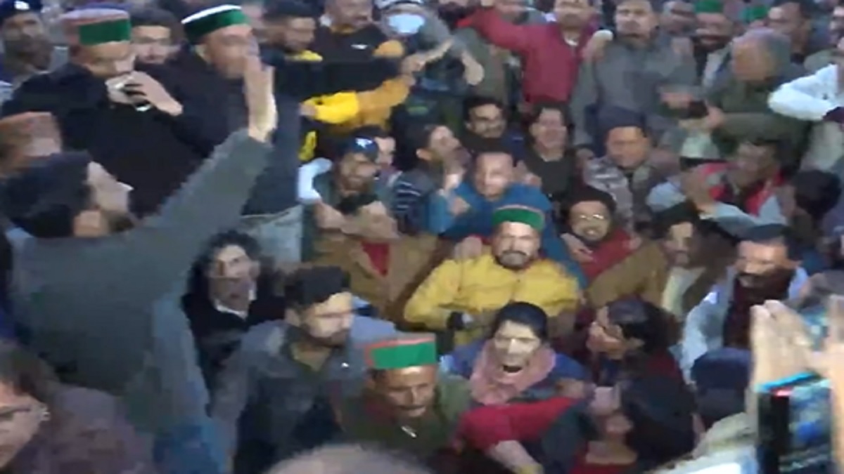 Himachal Pradesh: ‘आलाकमान होश में आओ..’ प्रतिभा सिंह के CM की रेस से बाहर होने पर कार्यकर्ताओं का फूटा गुस्सा