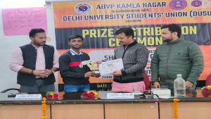 Delhi: डीयू में निबंध प्रतियोगिता के विजेताओं को ABVP के राष्ट्रीय संगठन मंत्री आशीष चौहान ने किया पुरस्कृत