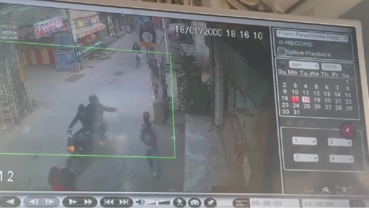 Delhi Acid Attack: दिल्ली में स्कूली छात्रा पर तेजाब फेंकने का CCTV फुटेज आया सामने, बाइक पर सवार था आरोपी