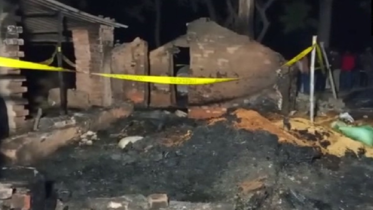 UP: चूल्हे की आग से स्वाहा हुआ पूरा घर, एक ही परिवार के 5 लोगों की झुलसकर मौत