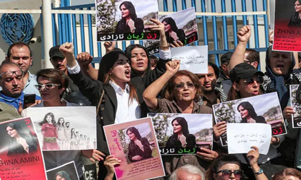 Iran: हिजाब को लेकर जारी विरोध-प्रदर्शन के आगे ईरान सरकार ने टेके घुटने, लिया ये बड़ा फैसला