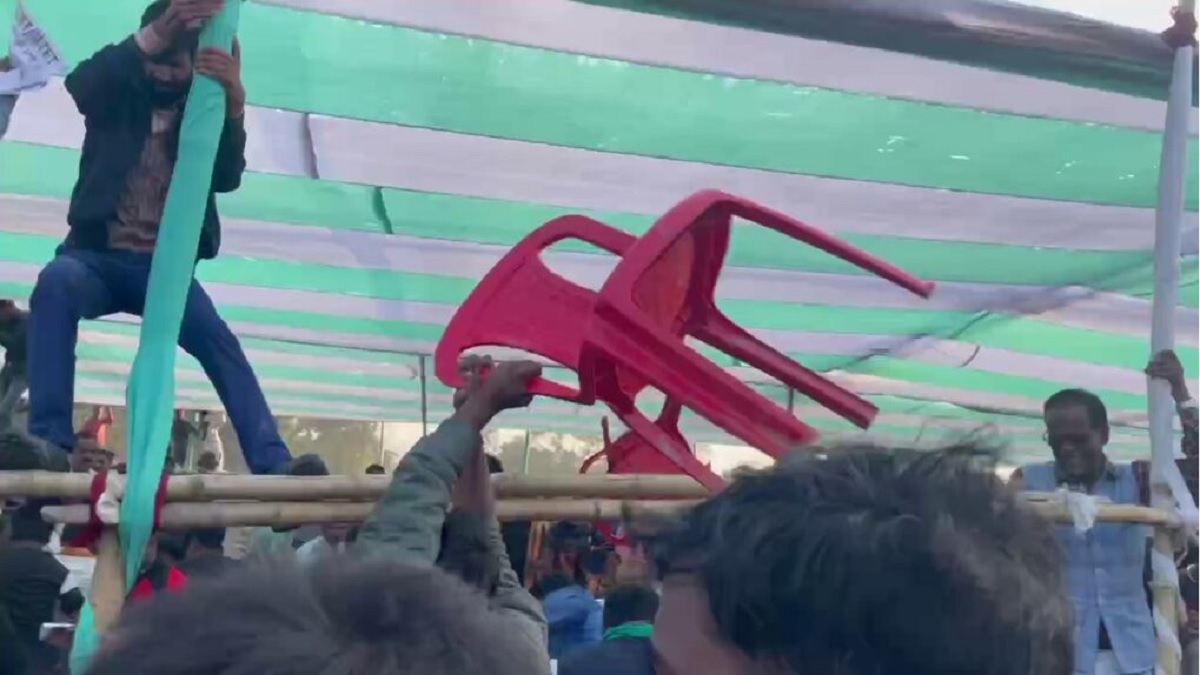 Video: CM नीतीश की चुनावी रैली में छात्रों ने काटा बवाल, फेंकी कुर्सियां, लगाए मुख्यमंत्री हाय-हाय के नारे