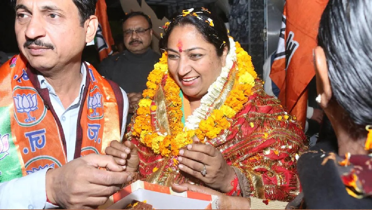 Delhi: BJP ने किया मेयर पद के लिए उम्मीदवार का ऐलान, AAP की शैली ऑबेरॉय के सामने रेखा गुप्ता को बनाया है प्रत्याशी