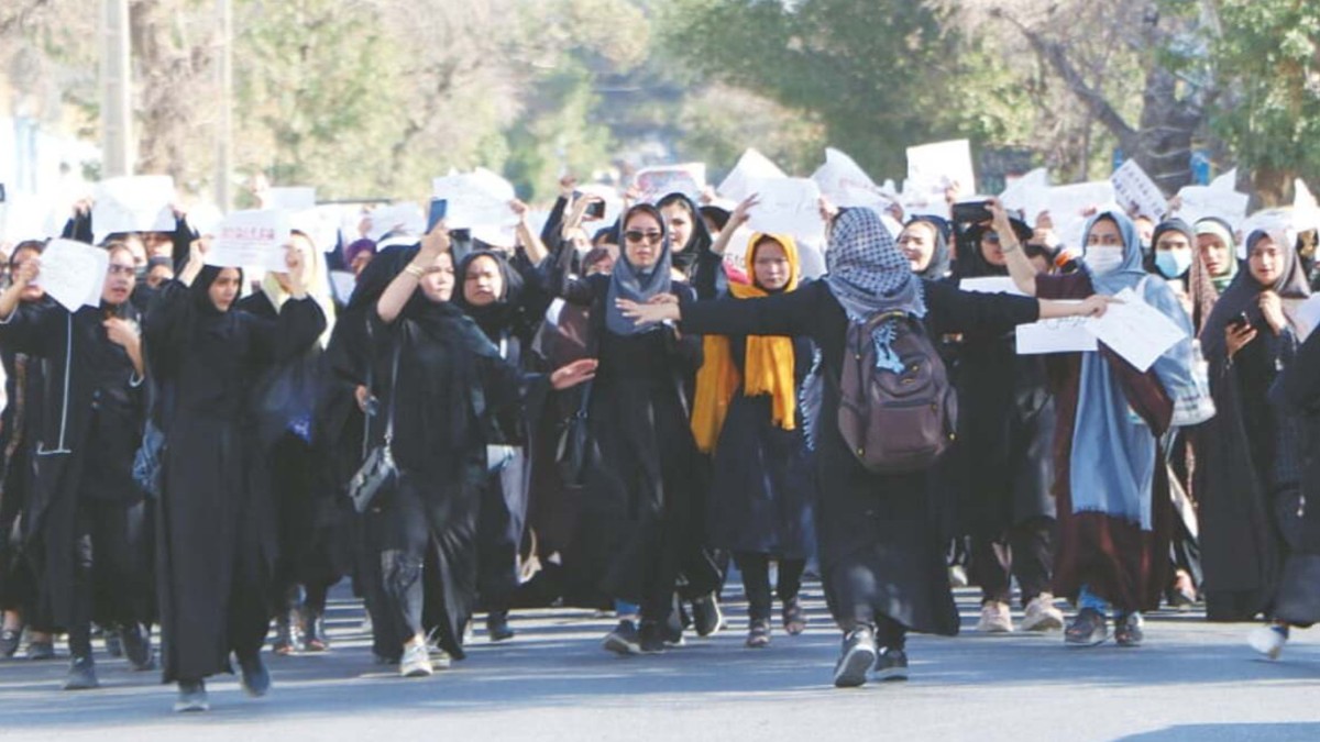 Afghanistan: अफगानी महिलाओं के आक्रोश से अफगानिस्तान में हाहाकार, प्रदर्शनकारी महिलाओं के आगे लाचार दिखी तालिबानी हुकूमत