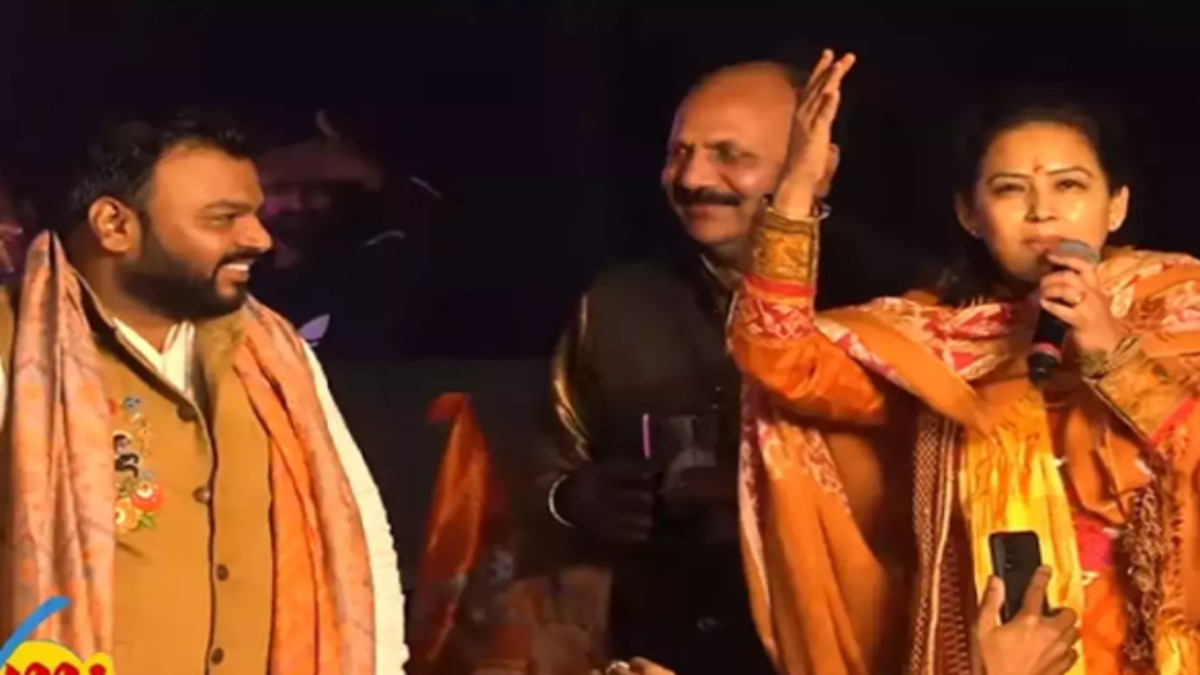 VIDEO: राम भजन सुनने के बाद कांग्रेस पार्षद ने मंच से किया इस्तीफे का ऐलान, कहा- जाग गई देशभक्ति
