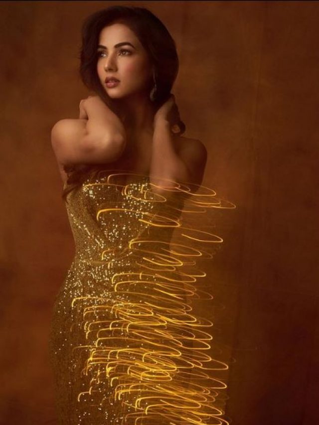 Sonal Chauhan In Golden Outfit: सोनल चौहान की इन हॉट फोटोज को देख आप भी बन जाएंगे उनके हुस्न के दीवाने