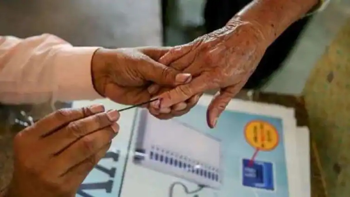 UP Local Body Election: यूपी के 37 जिलों में आज स्थानीय निकाय के लिए वोटिंग, 2.40 करोड़ लोग चुनेंगे अपना प्रतिनिधि