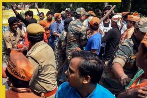 West Bengal News: बंगाल में BJP-TMC कार्यकर्ताओं के बीच झड़प में जमकर चले लात, घूंसे, लाठी, गाड़ियां फूंकी, आनन-फानन में RAF की गई तैनात