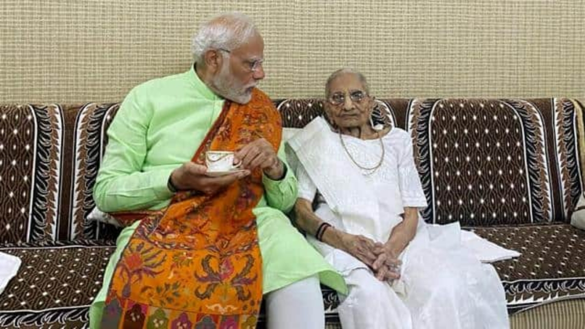 PM Modi Mother Demise : “सब लोग तुम्हें जानते हैं, लगता है कुछ अच्छा कर रहे हो” जब मां हीरा बा को हुई थी पीएम मोदी की सफलता की अनुभूति