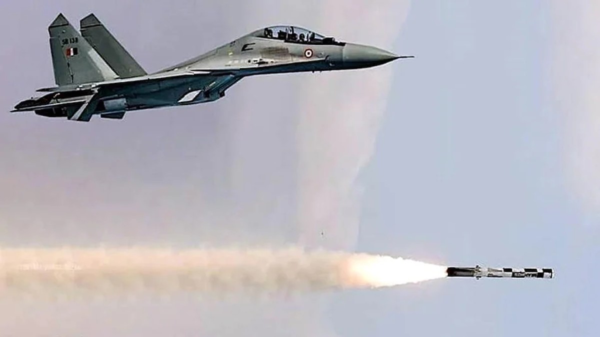 IAF’s BrahMos Test: भारत को आंख दिखाने वालों की खैर नहीं, IAF की स्पीड हुई घातक, जानें इसकी खूबी