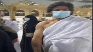 #ShahRukhKhan: शाहरुख खान ने सफेद चादर लपेट सादगी से किया उमराह, तस्वीरे देख फैंस ने किया कुछ यूं रिएक्ट