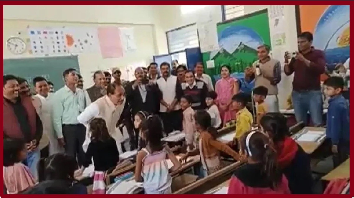 VIDEO: स्कूल में निरीक्षण के लिए पहुंचे थे शिवराज सिंह चौहान, बच्चों ने कहा कुछ ऐसा कि ठहाके लगाकर हंसे मुख्यमंत्री, जानिए पूरा मामला