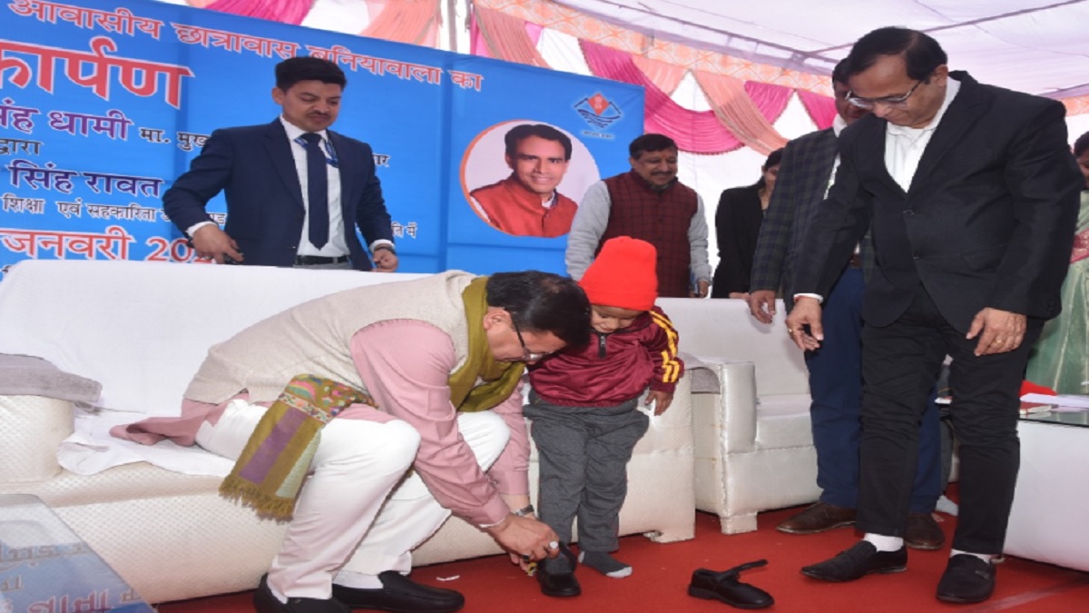 Uttarakhand: CM धामी छोटी बच्ची को जूते पहनाते हुए आए नजर, सोशल मीडिया पर फोटो बनी चर्चा का विषय
