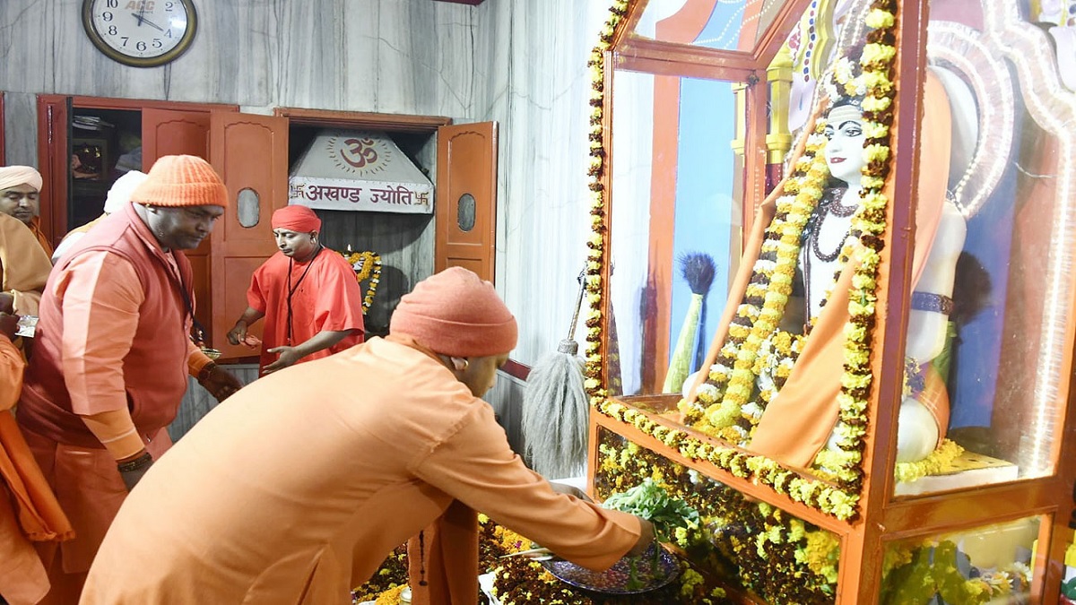 UP: CM योगी ने गुरु गोरखनाथ को चढ़ाई आस्था की पवित्र खिचड़ी, बाबा का विधिवत पूजन कर की लोकमंगल की कामना