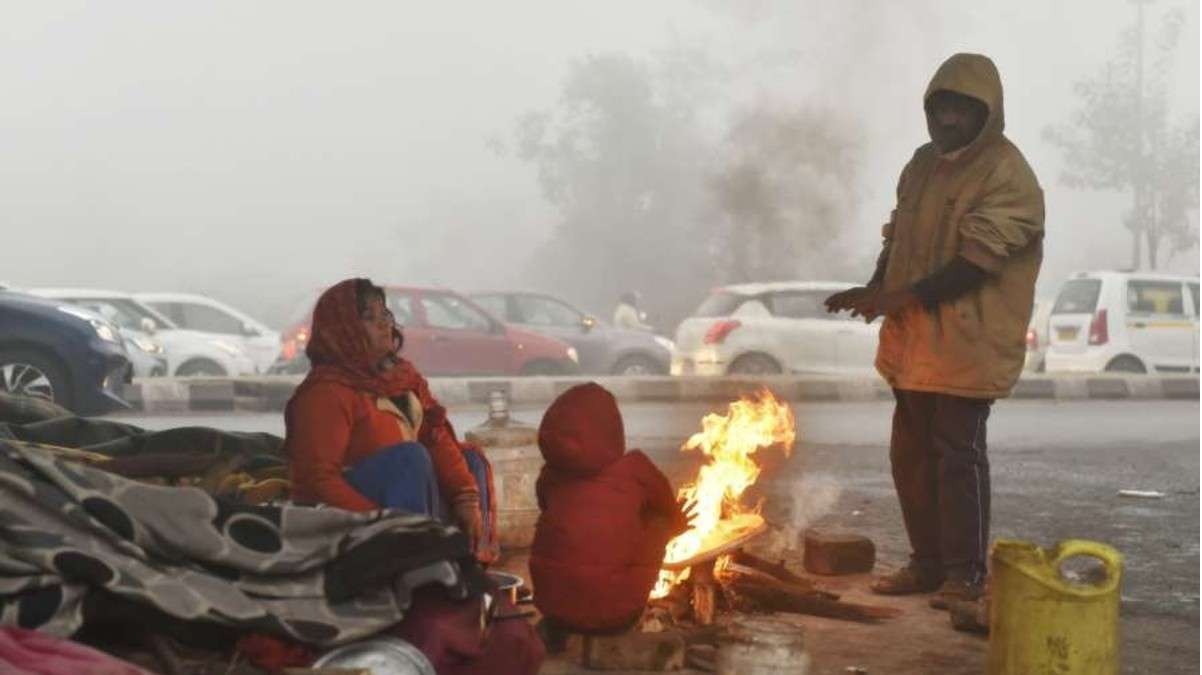 Weather Report: दिल्ली-NCR पर छाई घने कोहरे की चादर, उत्तर भारत में ठंड से ठिठुरे लोग, जानिए क्या है आपके इलाके का मौसम-ए-हाल ?