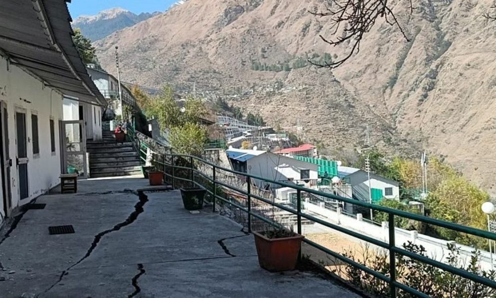 Joshimath Land Subsidence: जोशीमठ में हालात और खराब, जेपी कंपनी की दीवार गिरी, घरों के भी ढहने के आसार, बारिश ढा सकती है कहर