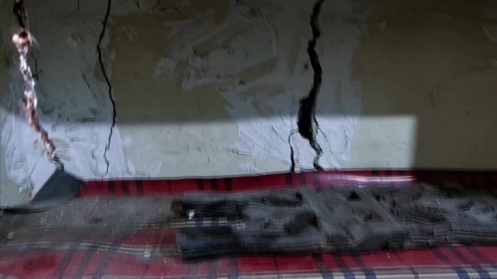 aligarh cracks in houses