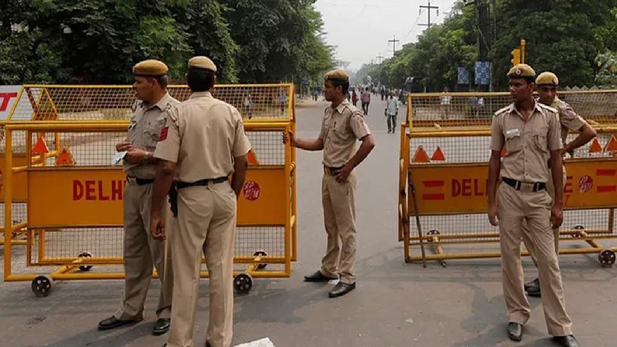 Delhi Police Alert: दिल्ली में सांप्रदायिक हिंसा की साजिश का अंदेशा!, सभी थानों को अलर्ट किया गया; उपद्रवियों और सीएए आंदोलनकारियों की लिस्ट तैयार करने के निर्देश