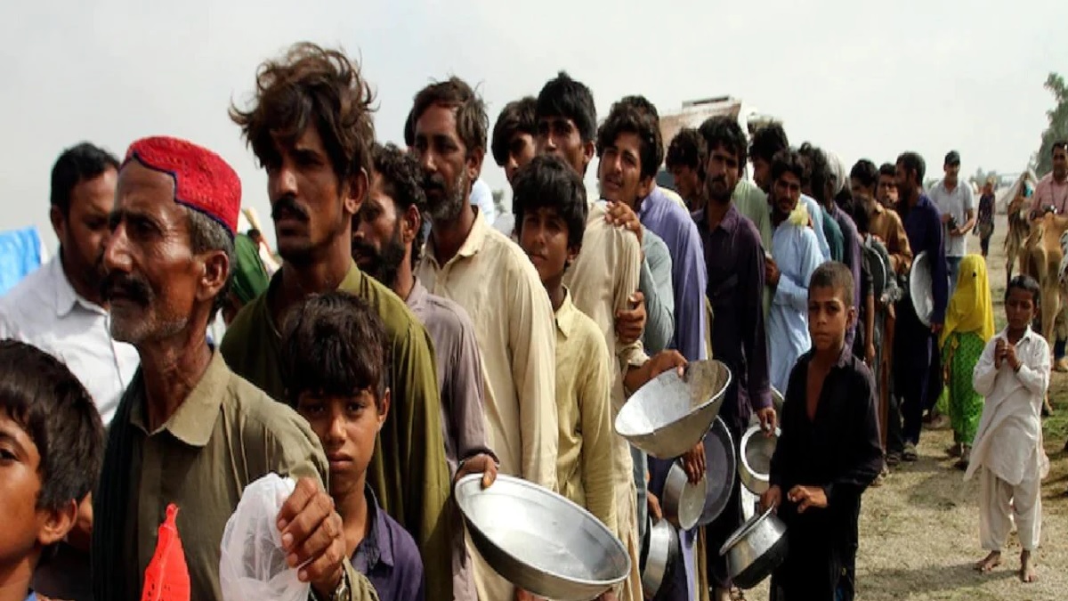 Pakistan: 150 रुपए का आटा, 10000 का रसोई गैस सिलेंडर! कर्ज के बोझ तले दबे पाकिस्तान के पास सैलरी देने तक के पैसे नहीं