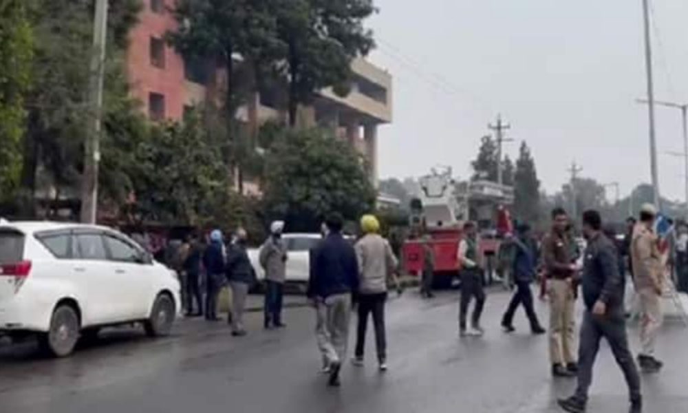 Chandigarh Bomb Threat : ‘मैं अपनी गाड़ी में बम भर के लाया हूं..1 बजे सबको उड़ा दूंगा…धमकी मिलने के बाद खाली कराया गया चंडीगढ़ जिला अदालत परिसर