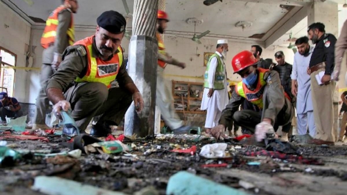 Peshawar Blast : जोरदार धमाके से पेशावर में दहल गई मस्जिद, कई मौतों की आशंका, कई घायल