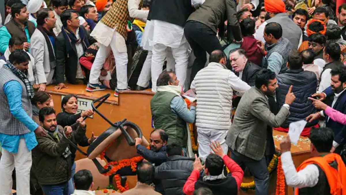 Delhi Mayor Election: भारी हंगामे के बाद टला मेयर चुनाव, BJP-AAP के बीच छिड़ी जुबानी जंग