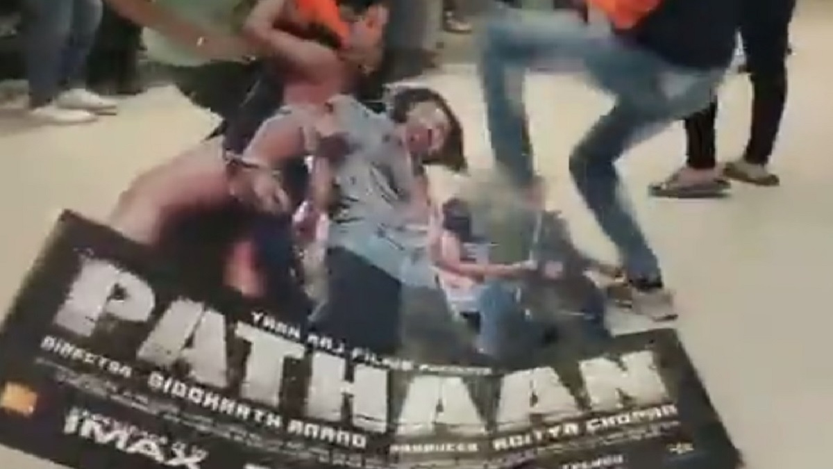 Pathan Row: शाहरुख की फिल्म ‘पठान’ के खिलाफ बजरंग दल ने खोला मोर्चा, अहमदाबाद में जमकर हंगामा, दी ये चेतावनी