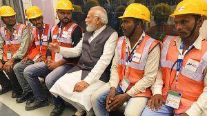 Maharashtra: PM मोदी ने मेट्रो रेल का किया उद्घाटन, लोगों से की बातचीत, पूर्व की सरकारों पर भी साधा निशाना