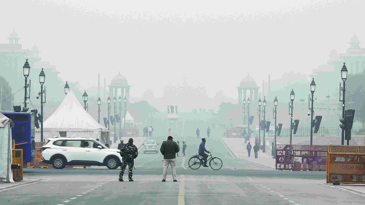 Cold Wave: पूरे उत्तर भारत में कड़ाके की ठंड और कोहरे का कहर, दिल्ली में पारा लुढ़ककर 2.8 डिग्री पर पहुंचा